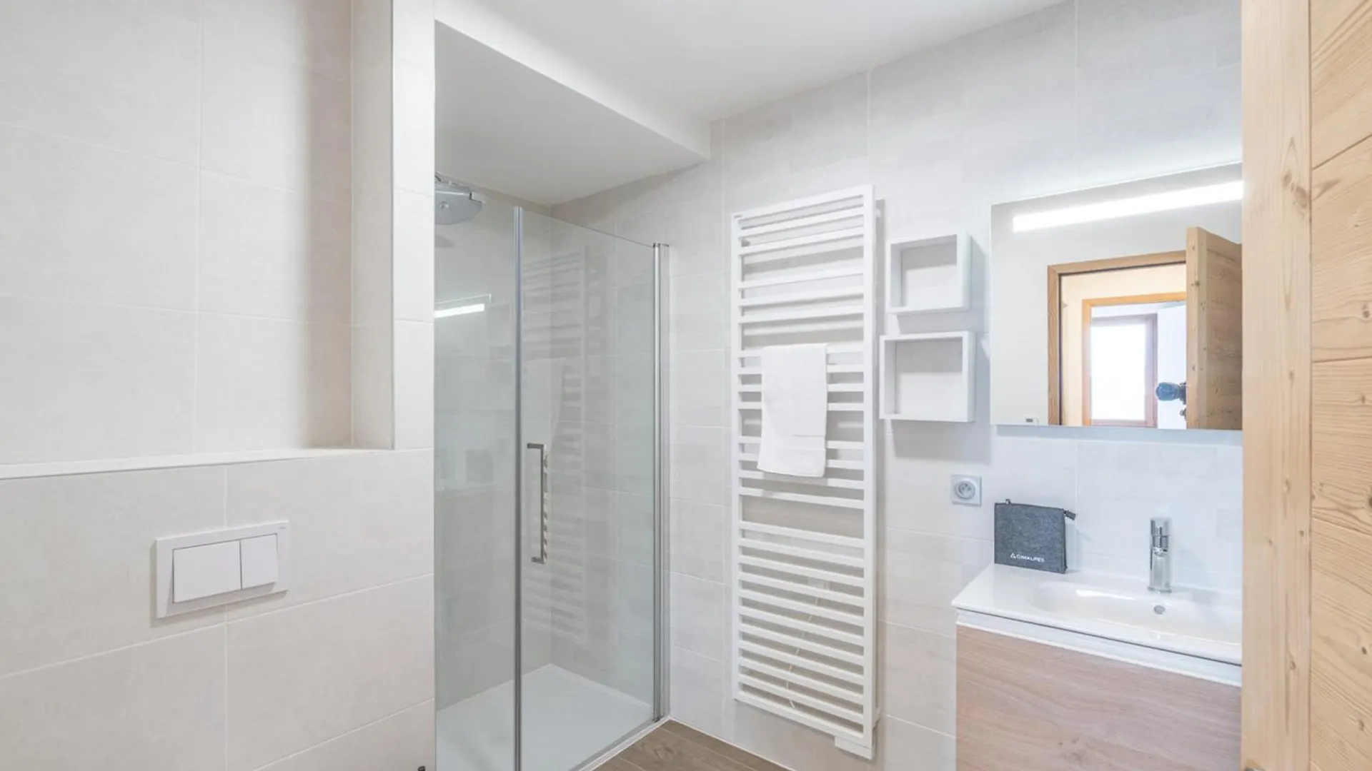 Appartement Neuf De Standing, 400M Du Centre, 3 Chambres, Proche Pistes, Parking Inclus - Fr-1-645-49 Huez